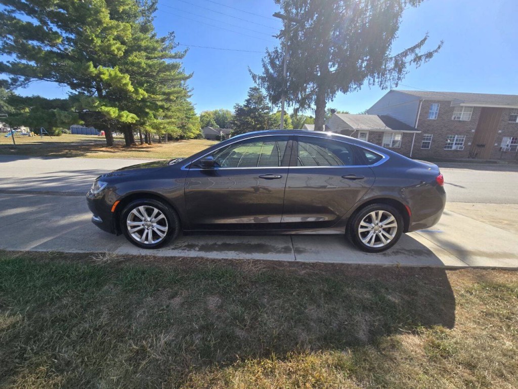 2015 Chrysler 200 Image 2