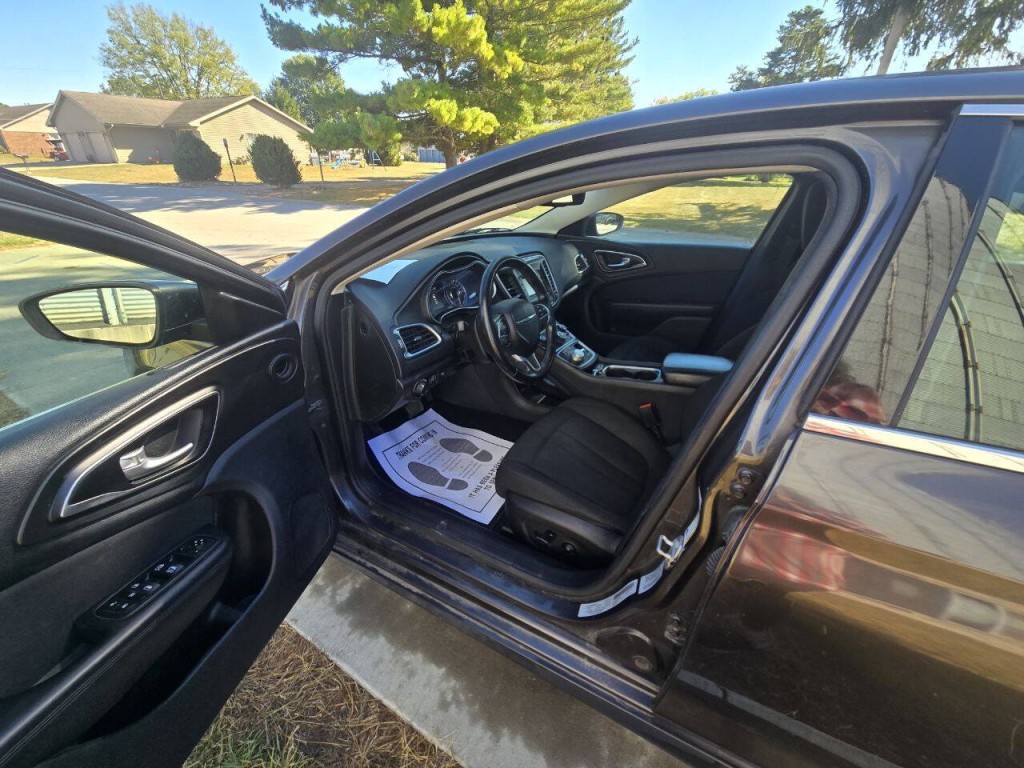 2015 Chrysler 200 Image 9