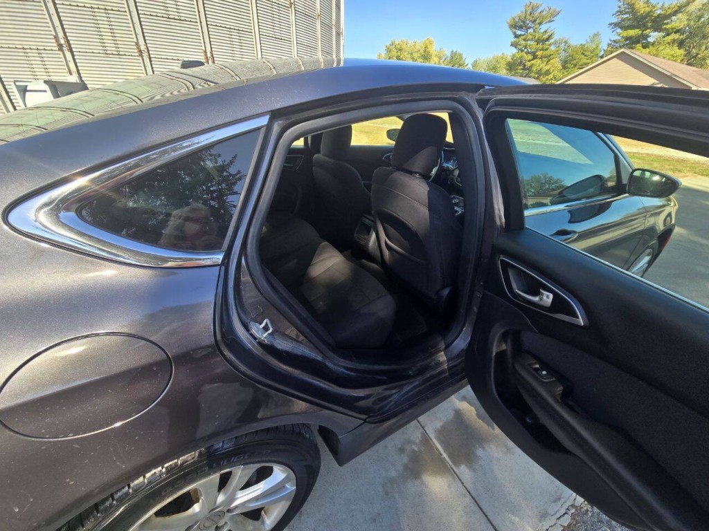 2015 Chrysler 200 Image 11