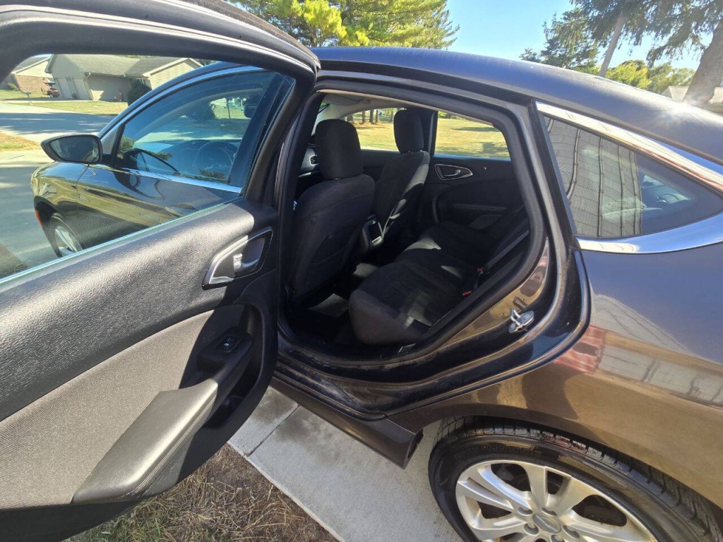 2015 Chrysler 200 Image 12