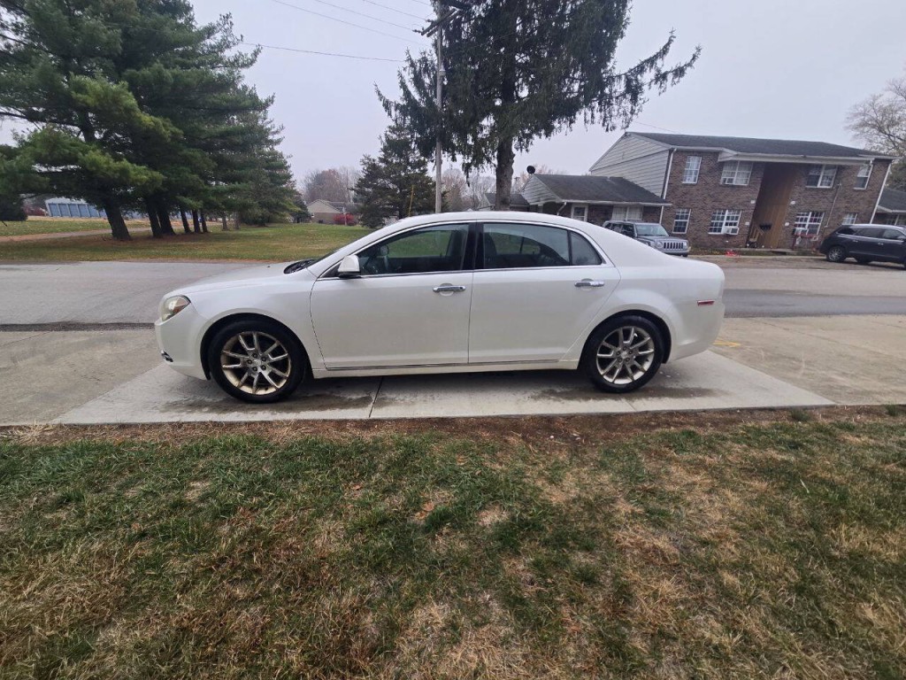 2010 Chevrolet Malibu Image 2