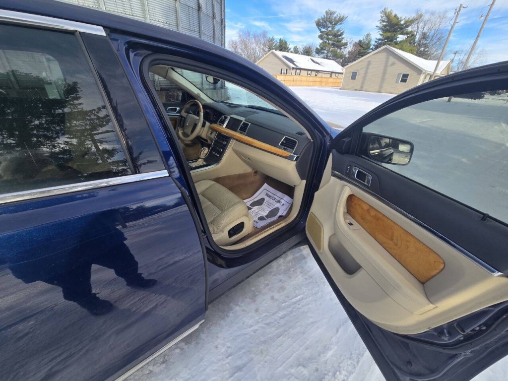 2011 Lincoln MKS Image 10