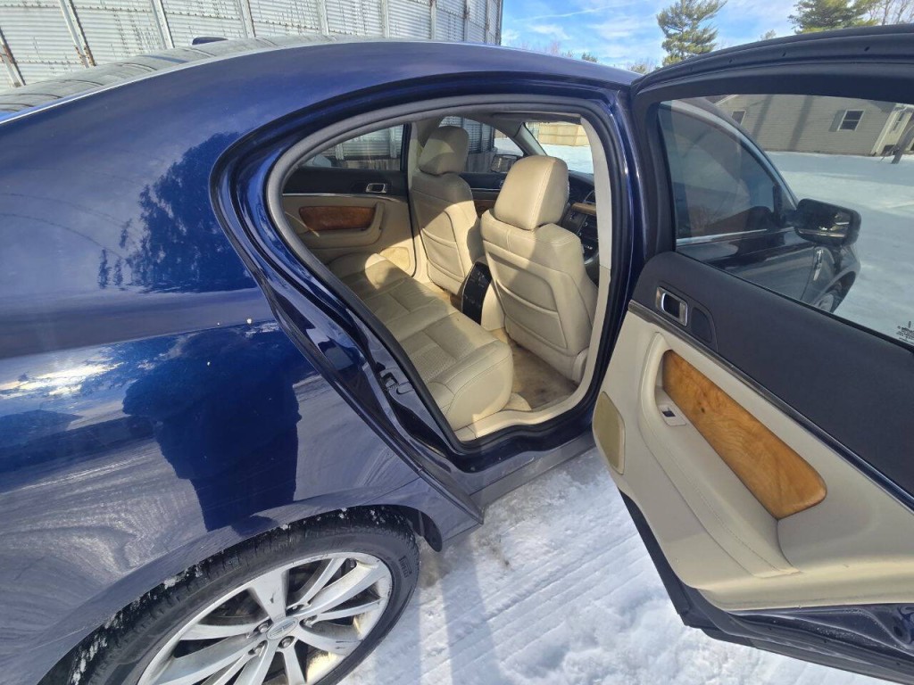 2011 Lincoln MKS Image 11