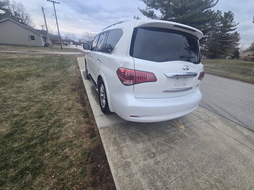 2011 INFINITI QX56 Image 8