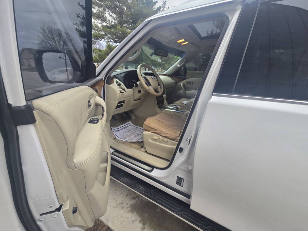 2011 INFINITI QX56 Image 9