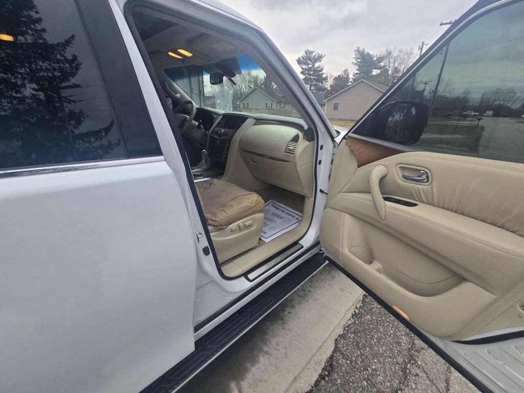 2011 INFINITI QX56 Image 10