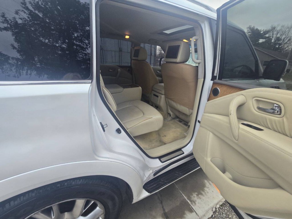 2011 INFINITI QX56 Image 11