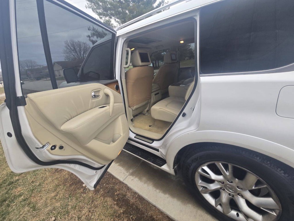 2011 INFINITI QX56 Image 12