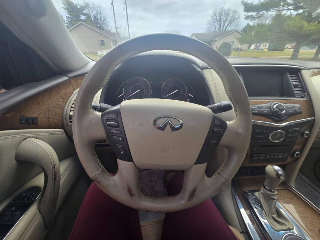 2011 INFINITI QX56 Image 16