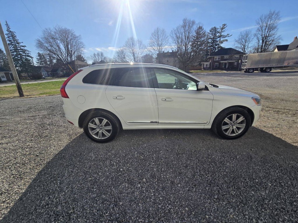 2016 Volvo XC60 Image 2