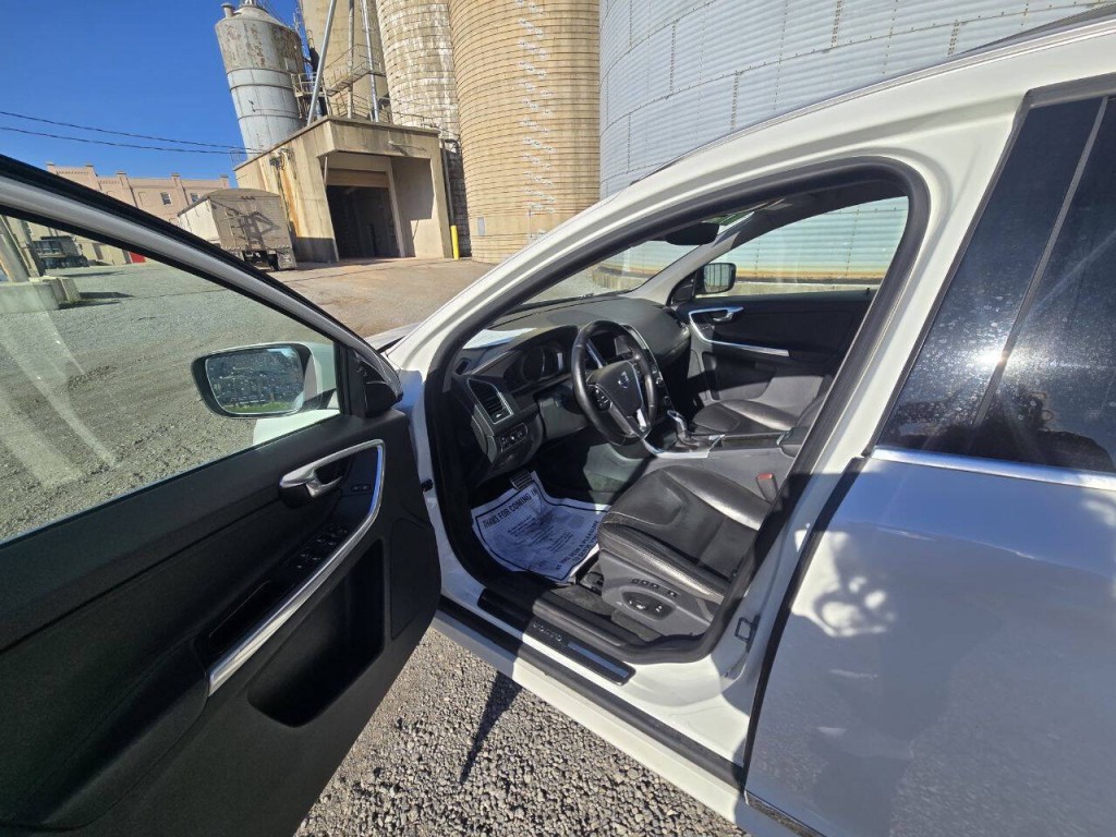 2016 Volvo XC60 Image 9