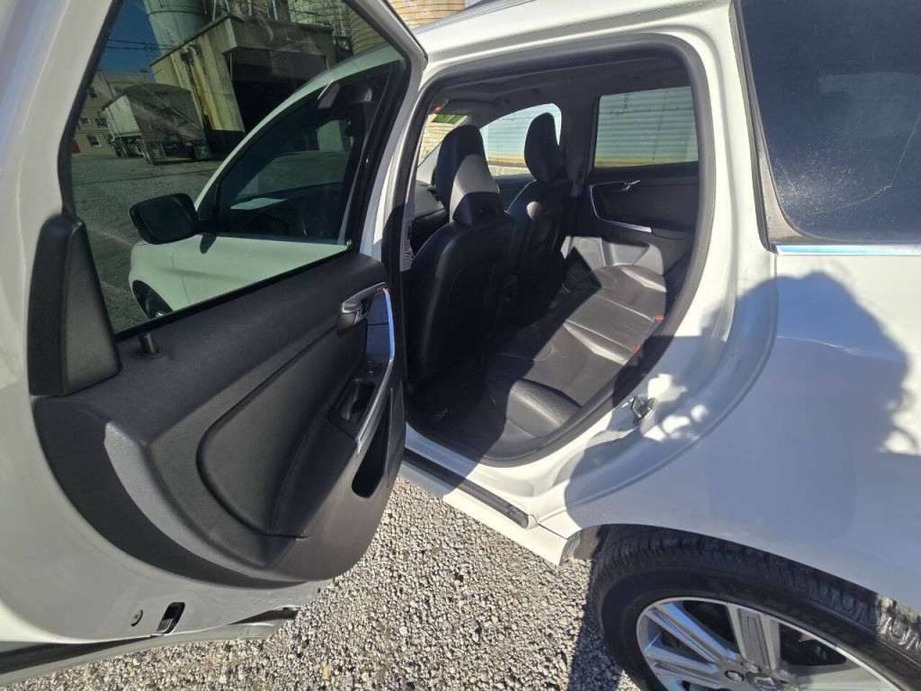 2016 Volvo XC60 Image 12