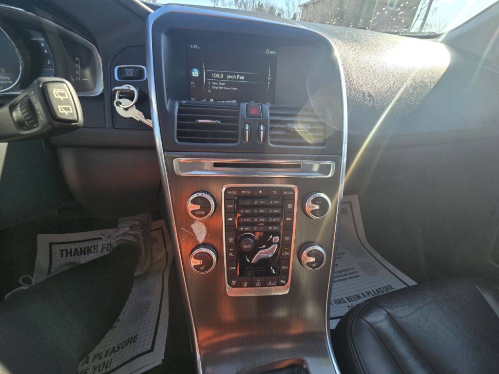 2016 Volvo XC60 Image 14