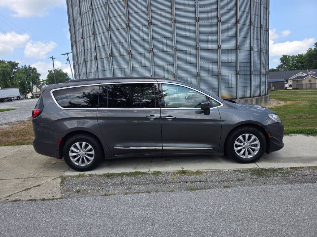 2017 Chrysler Pacifica Image 2