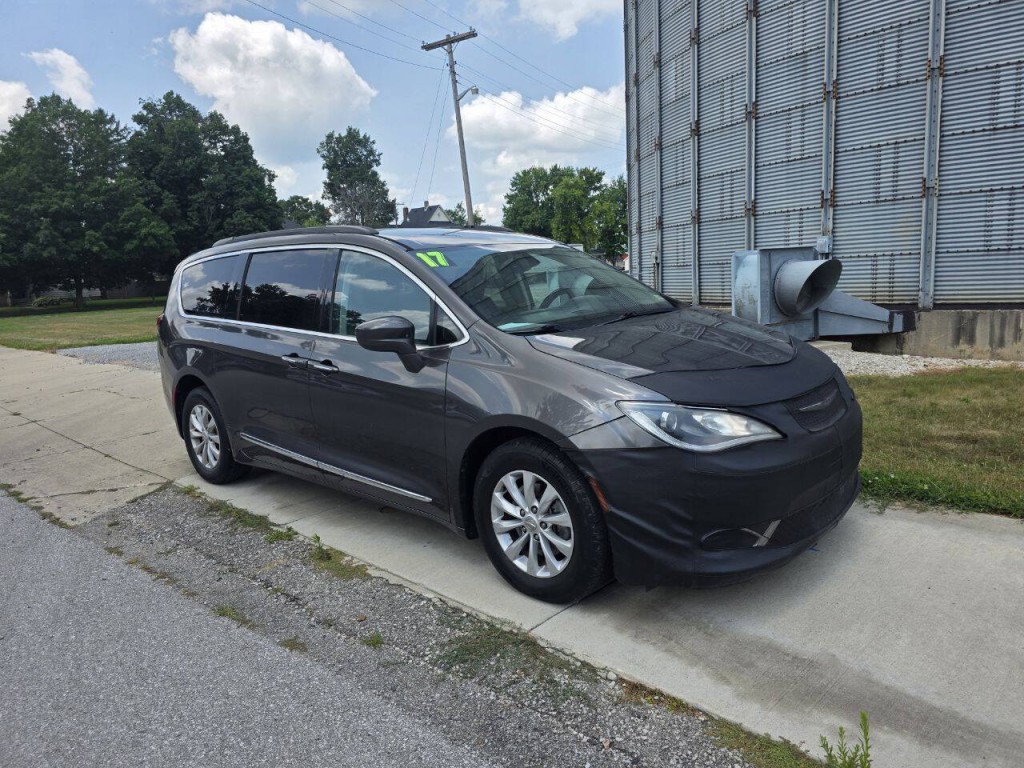 2017 Chrysler Pacifica Image 3
