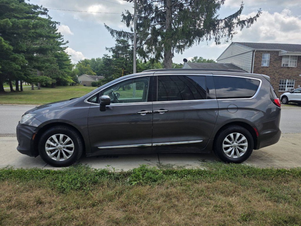 2017 Chrysler Pacifica Image 6