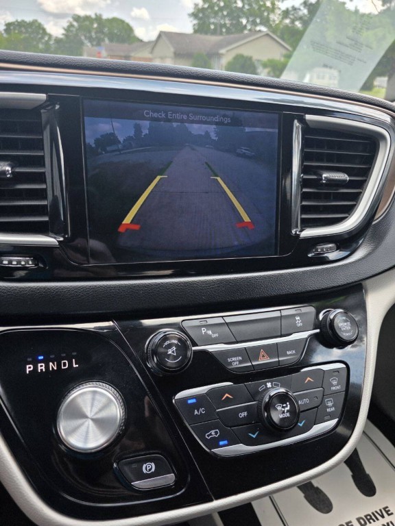 2017 Chrysler Pacifica Image 12