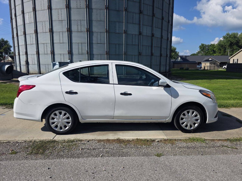 2017 Nissan Versa Image 2