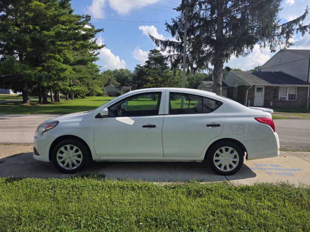 2017 Nissan Versa Image 3