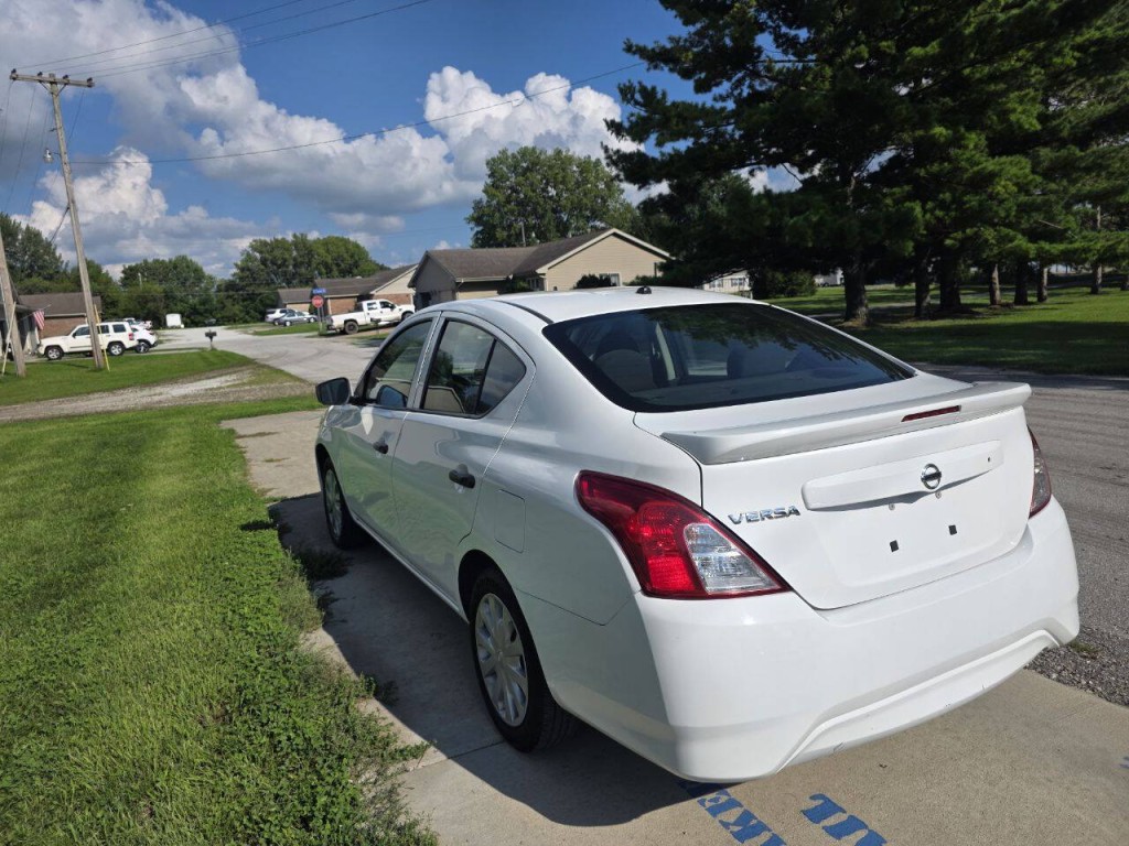 2017 Nissan Versa Image 9