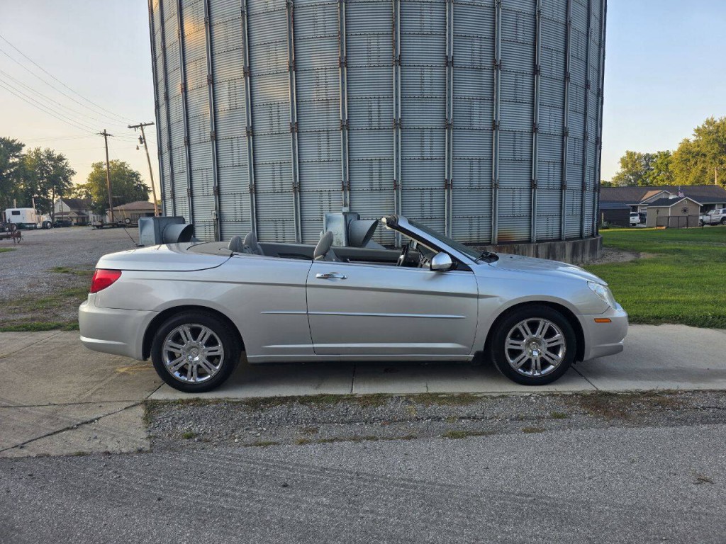 2008 Chrysler Sebring Image 2