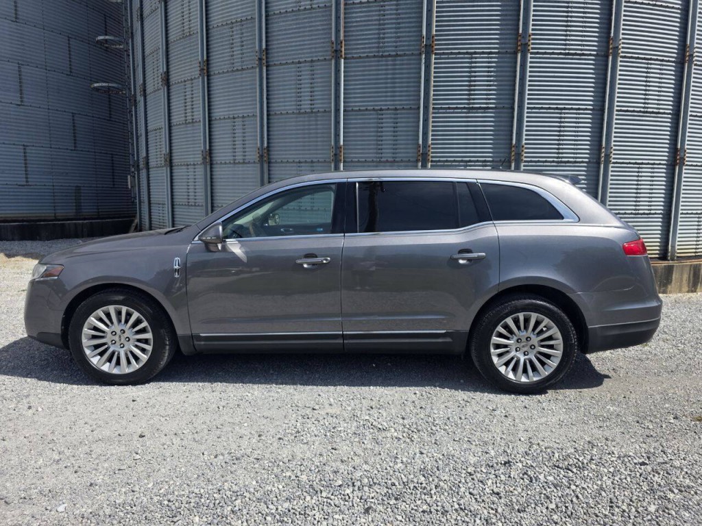 2010 Lincoln MKT Image 2