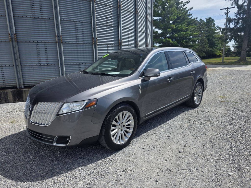 2010 Lincoln MKT Image 3