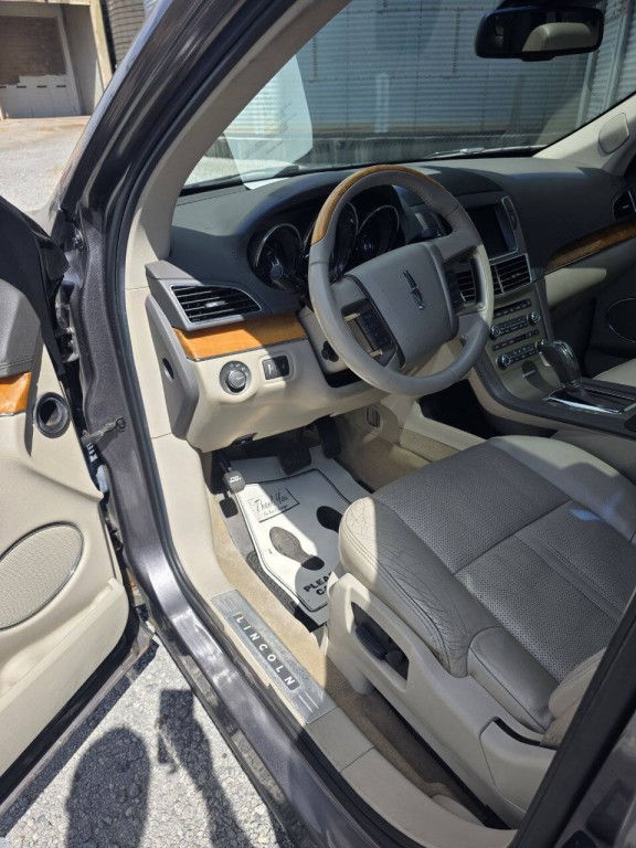 2010 Lincoln MKT Image 9