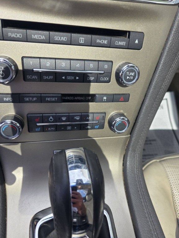 2010 Lincoln MKT Image 10