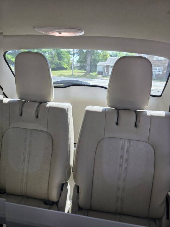 2010 Lincoln MKT Image 16
