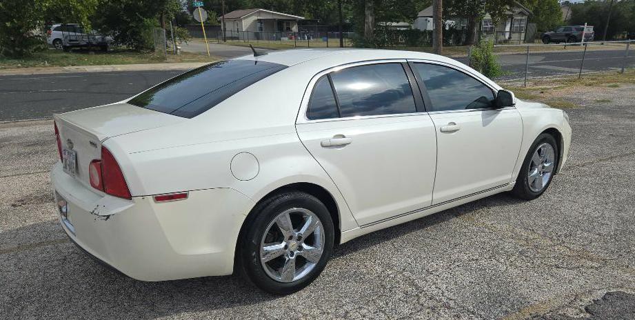 2010 Chevrolet Malibu Image 2