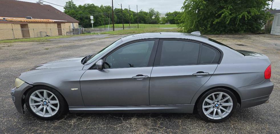2011 BMW 3 Series Image 1