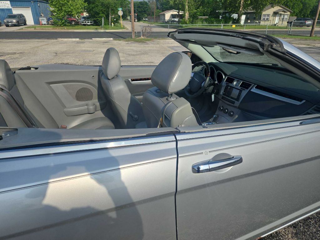 2008 Chrysler Sebring Image 1