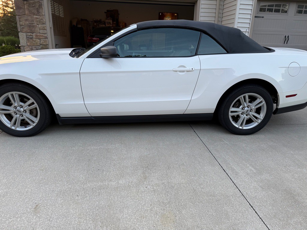 2010 Ford Mustang Image 2