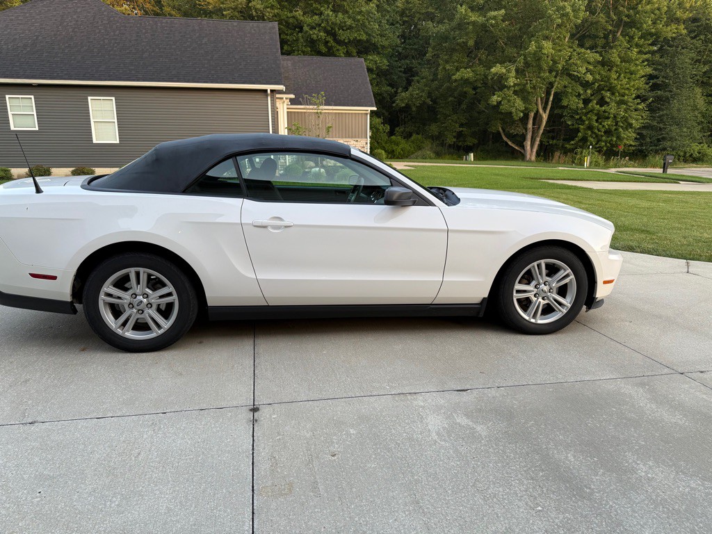 2010 Ford Mustang Image 4