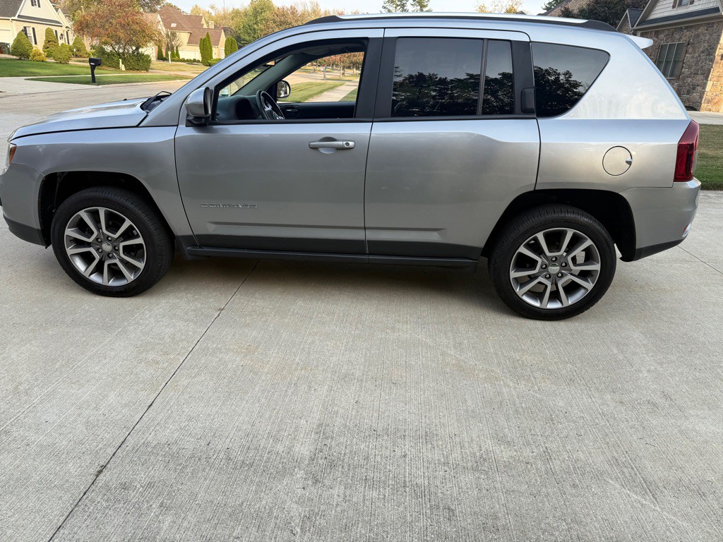 2017 Jeep Compass Image 2