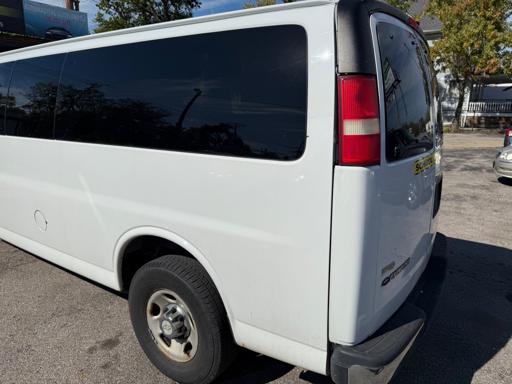 2011 Chevrolet Express Image 3