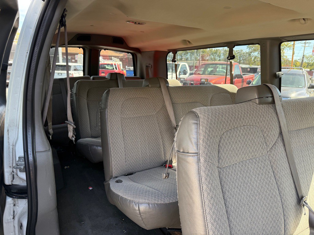 2011 Chevrolet Express Image 9