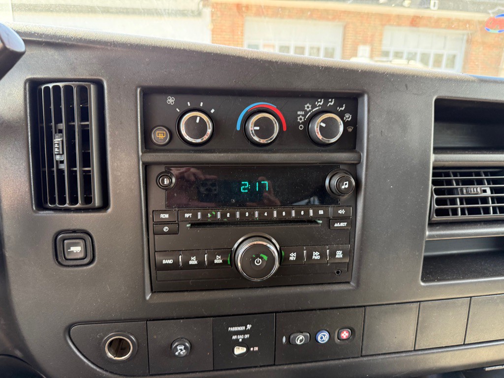 2011 Chevrolet Express Image 13