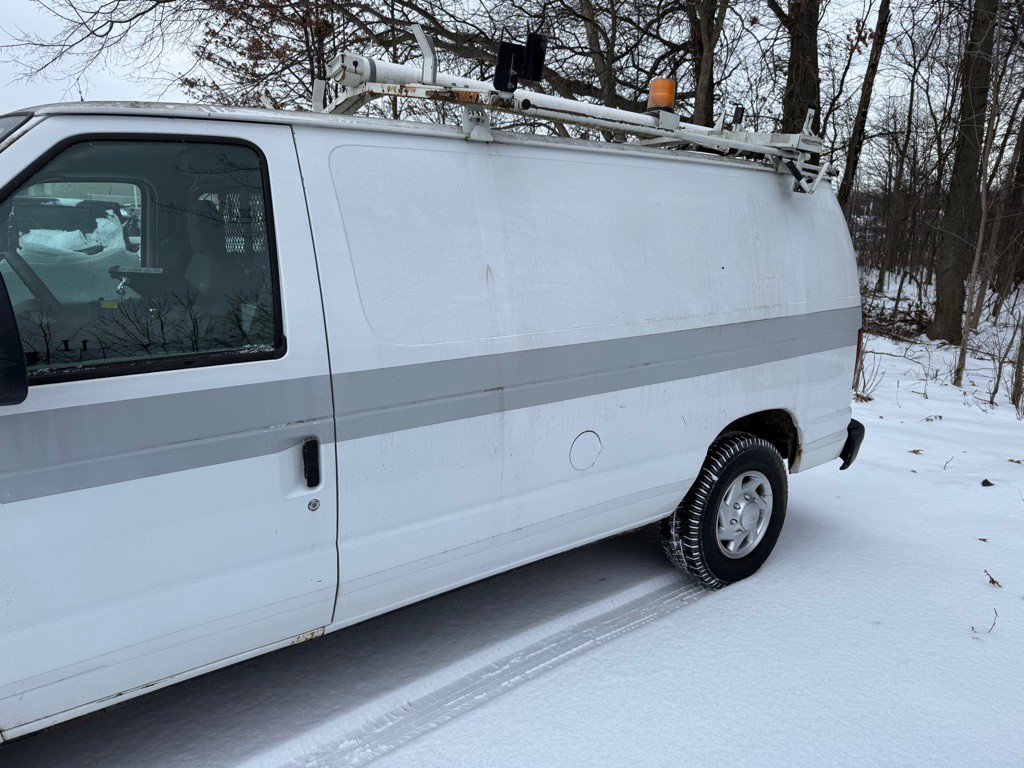 2010 Ford E-series Image 2