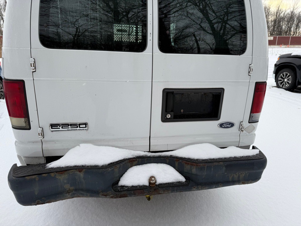 2010 Ford E-series Image 6