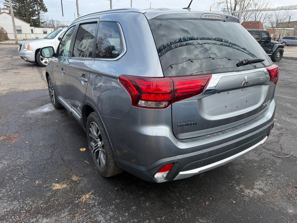 2016 Mitsubishi Outlander Image 2