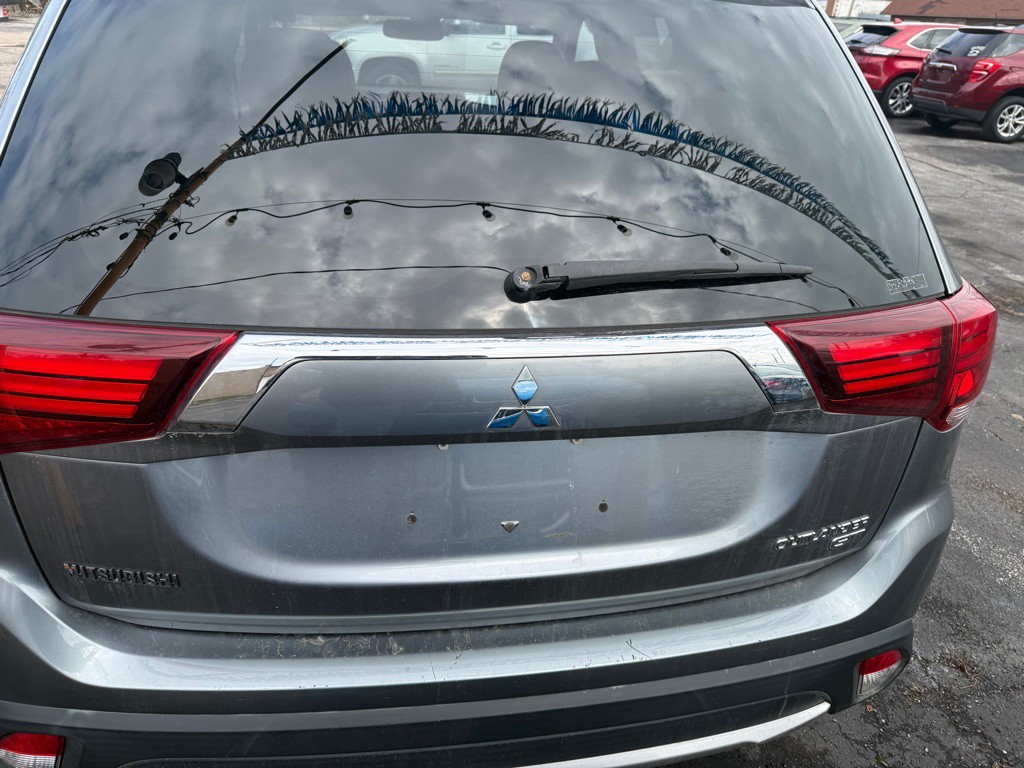 2016 Mitsubishi Outlander Image 3