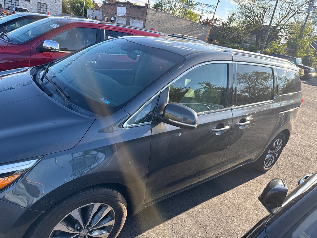 2016 Kia Sedona Image 2