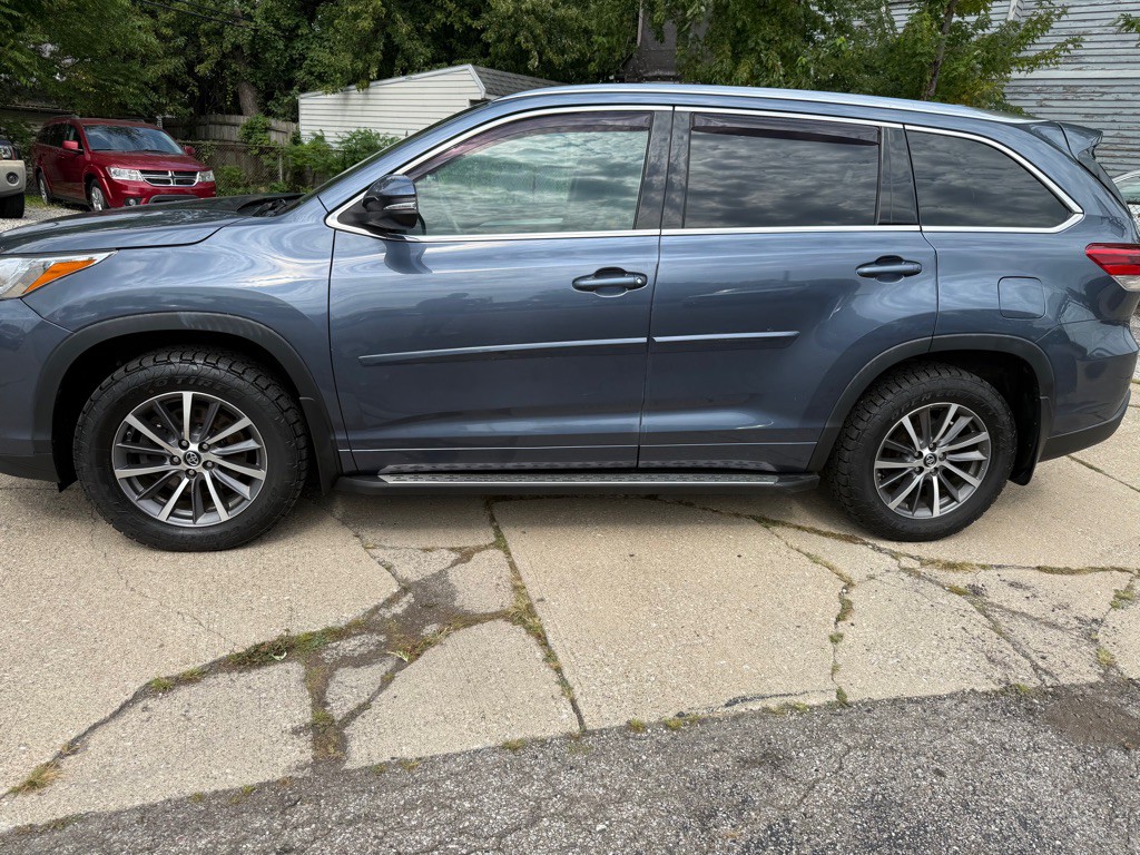 2018 Toyota Highlander Image 2