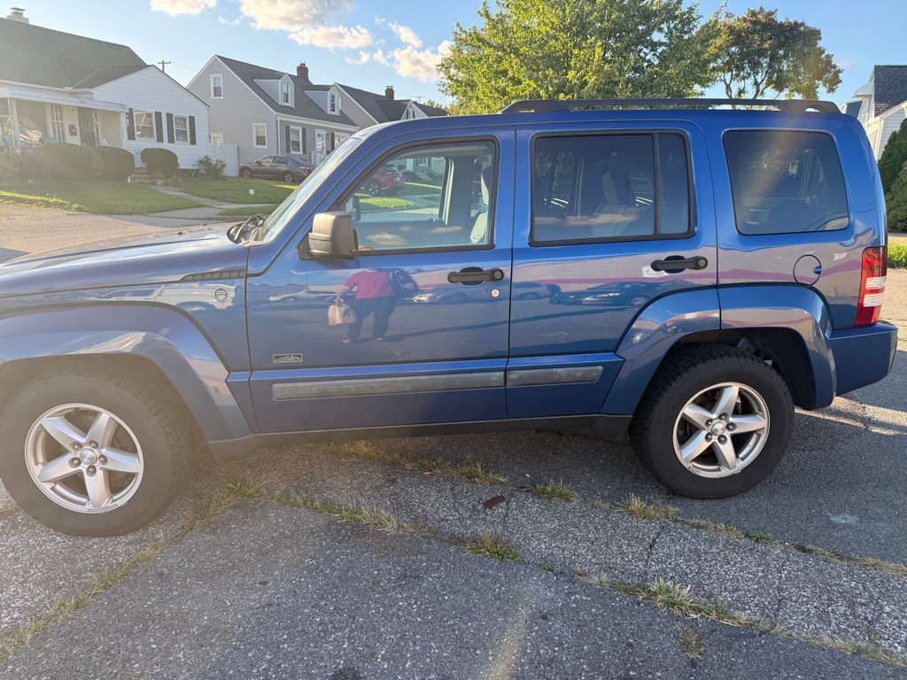2009 Jeep Liberty Image 2