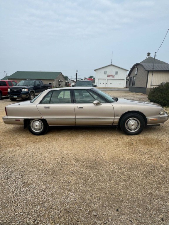 1994 Oldsmobile 98 Image 2