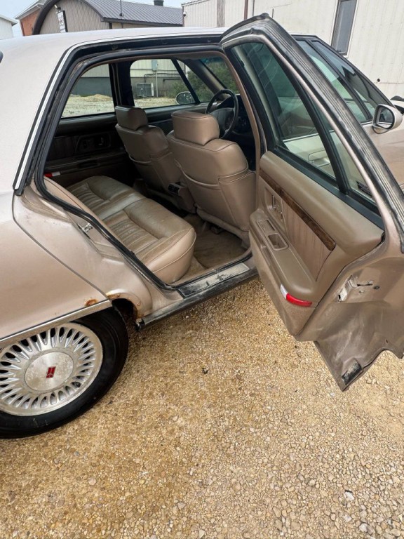 1994 Oldsmobile 98 Image 9