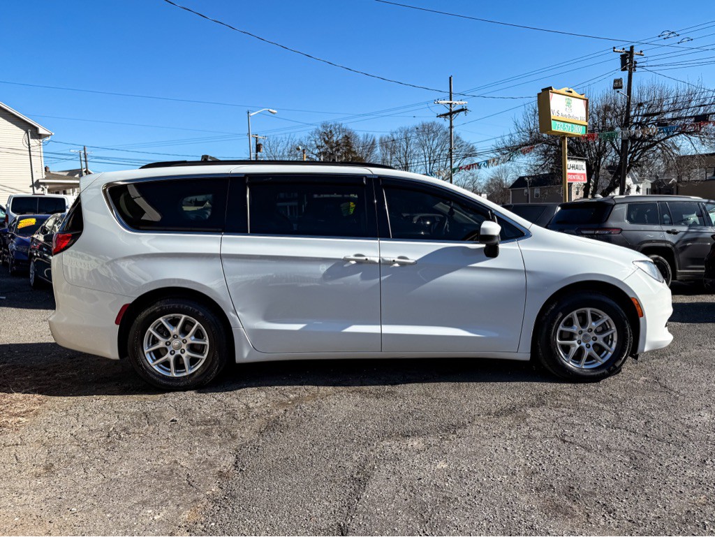 2020 Chrysler Voyager Image 4