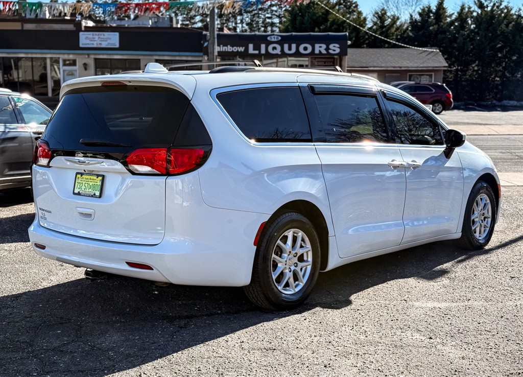 2020 Chrysler Voyager Image 8